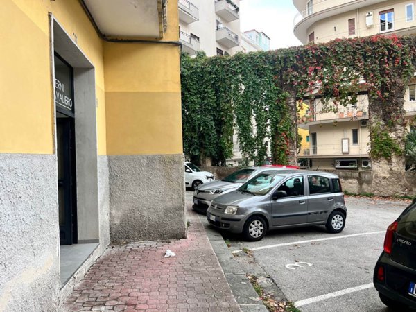 negozio in affitto a Salerno