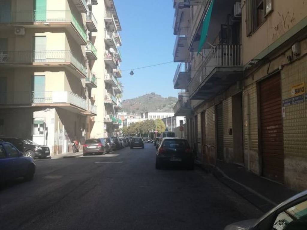 negozio in affitto a Salerno in zona Pastena