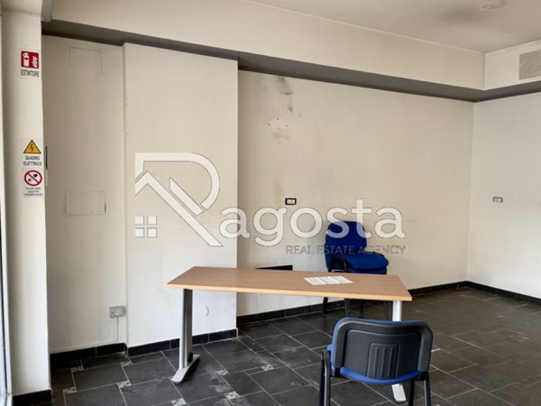 negozio in affitto a Salerno in zona Pastena