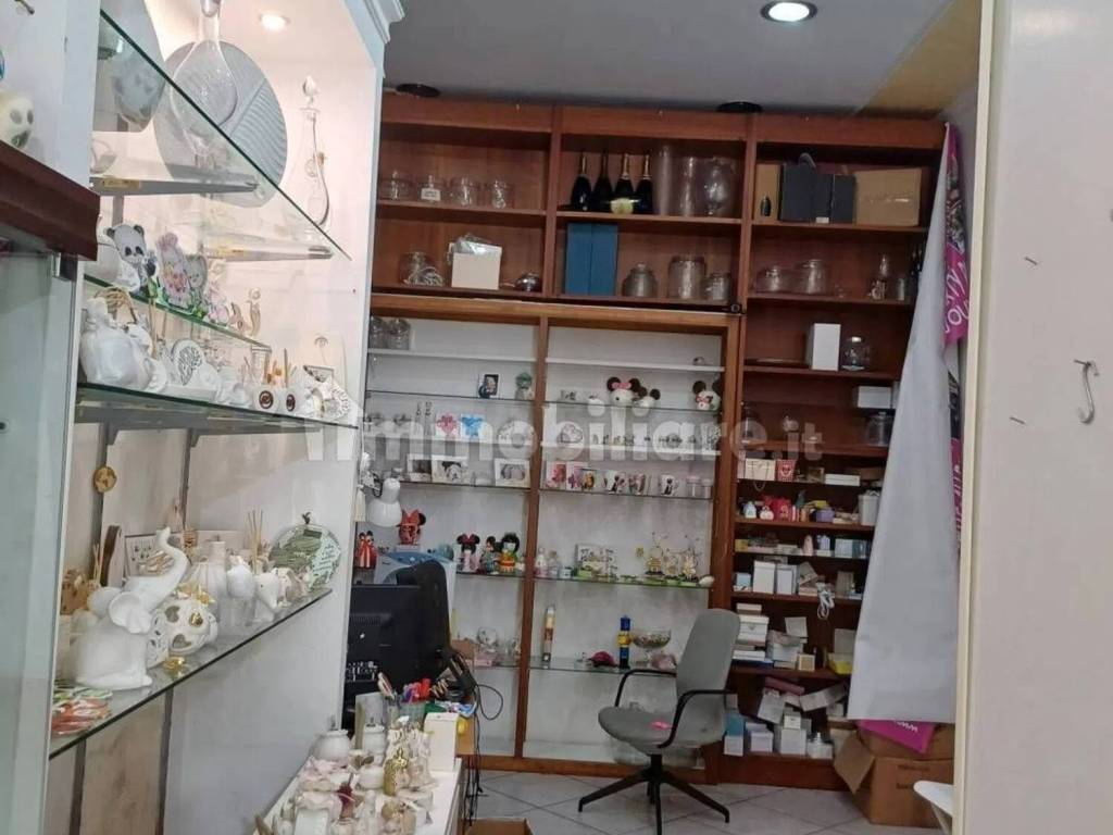negozio in affitto a Salerno in zona Irno