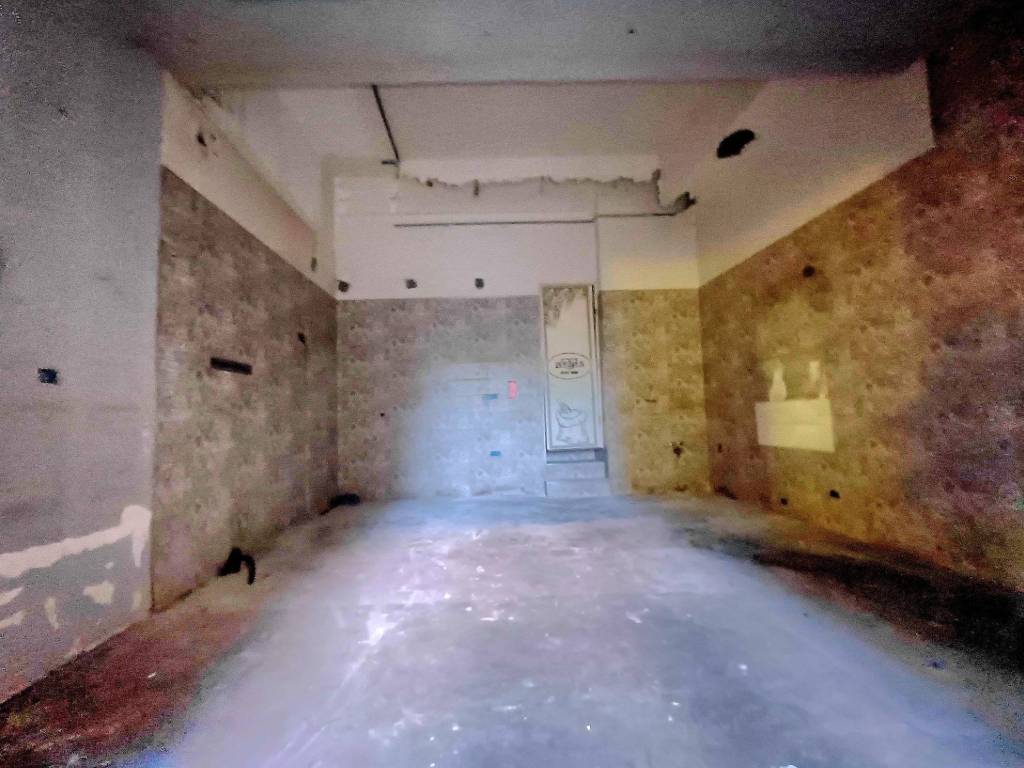 negozio in affitto a Salerno in zona Centro Città