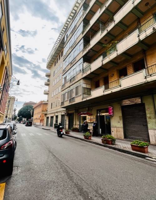 negozio in affitto a Salerno in zona Porto