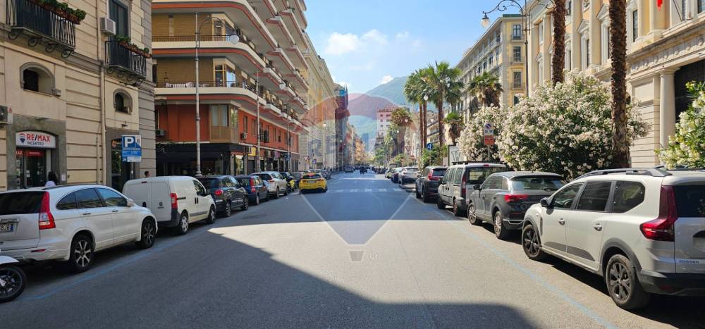 locale commerciale in affitto a Salerno in zona Centro Città