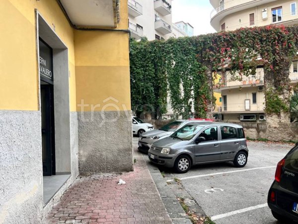 negozio in affitto a Salerno in zona Centro Città