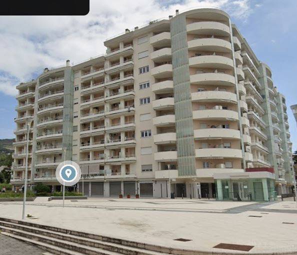 negozio in affitto a Salerno in zona Pastena