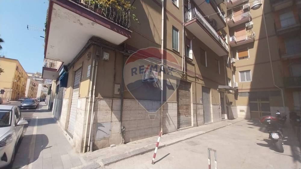 locale commerciale in affitto a Salerno in zona Centro Città