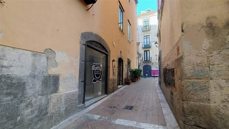 negozio in affitto a Salerno in zona Centro Città