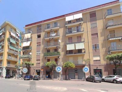 negozio in affitto a Salerno in zona Pastena