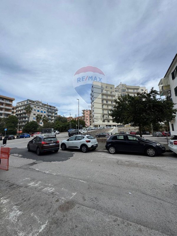 negozio in affitto a Salerno