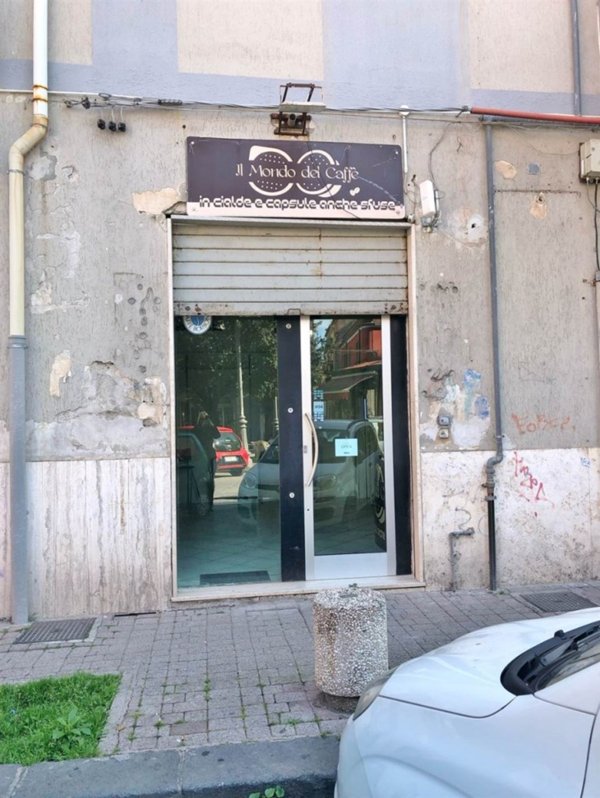 negozio in affitto a Salerno in zona Pastena