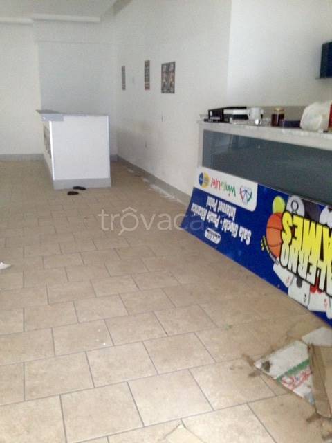 negozio in affitto a Salerno in zona Pastena