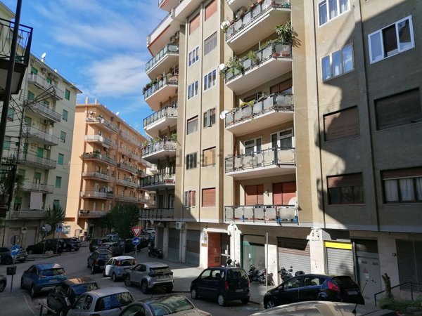 negozio in affitto a Salerno