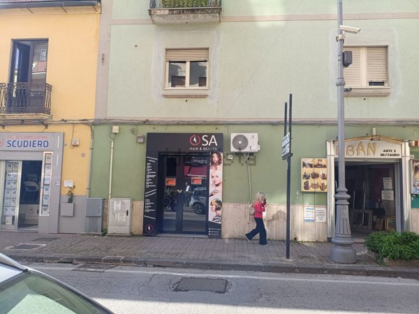 locale commerciale in affitto a Salerno