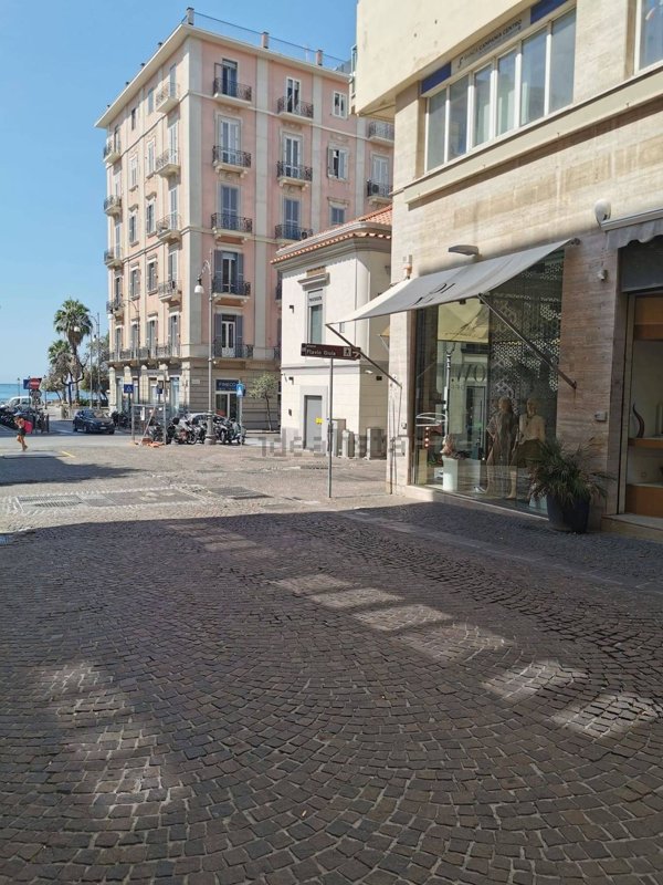 locale commerciale in affitto a Salerno in zona Centro Città