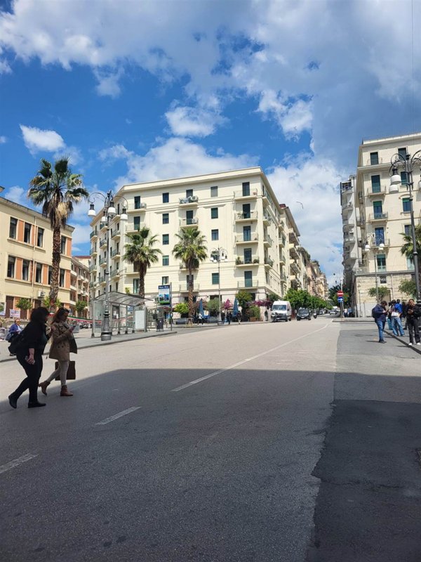 negozio in affitto a Salerno in zona Centro Città
