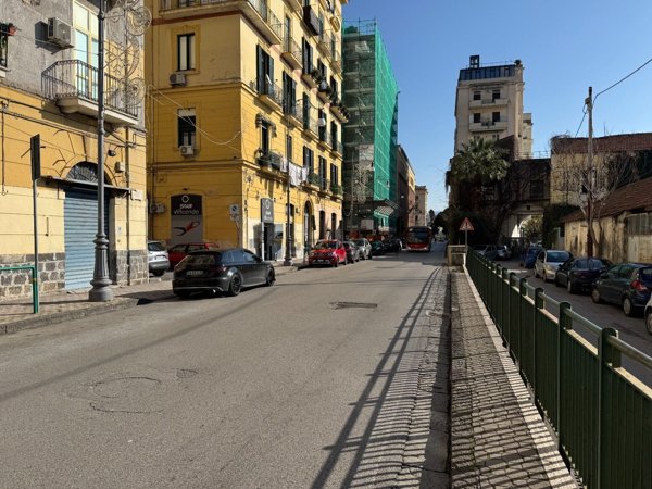 locale commerciale in affitto a Salerno in zona Porto