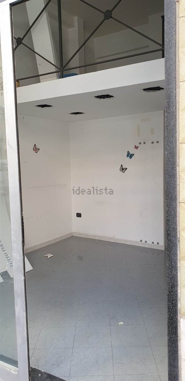 negozio in affitto a Salerno in zona Pastena