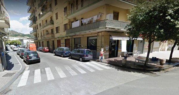 negozio in affitto a Salerno in zona Pastena