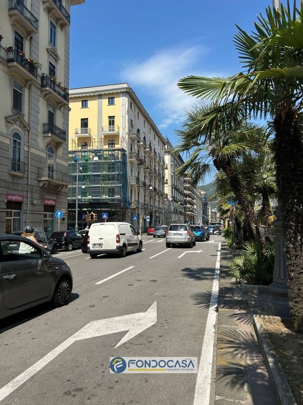 negozio in affitto a Salerno in zona Centro Città