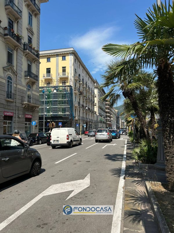 negozio in affitto a Salerno in zona Centro Città