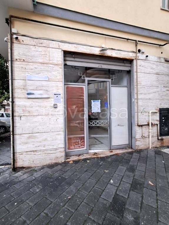 negozio in affitto a Salerno in zona Mercatello