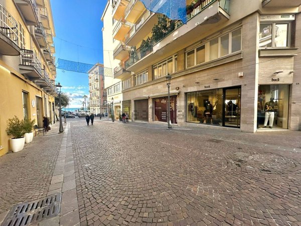 locale commerciale in affitto a Salerno in zona Centro Città