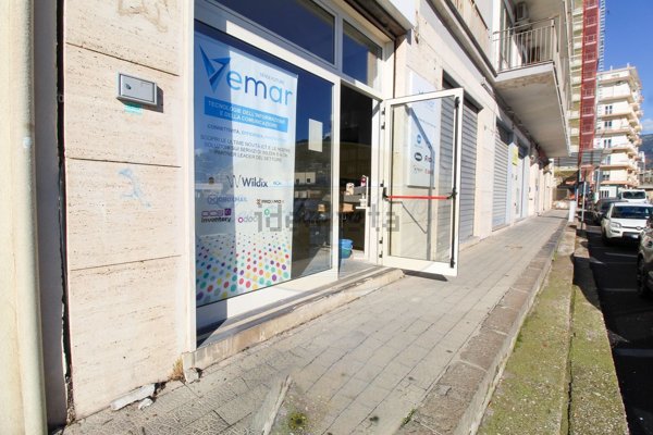 locale commerciale in affitto a Salerno