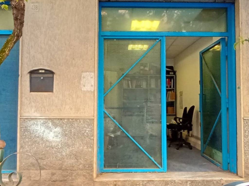 negozio in affitto a Salerno in zona Gelsi Rossi