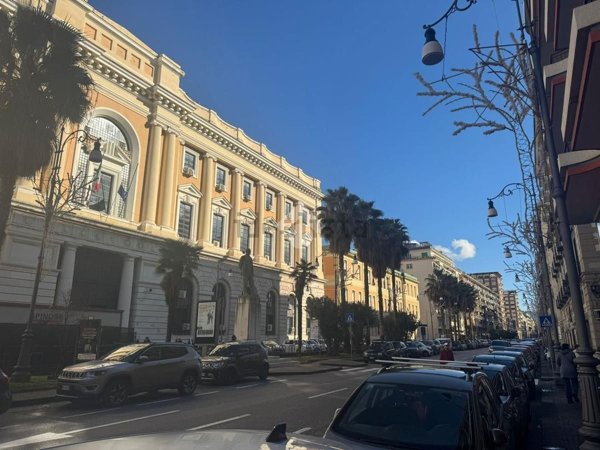 locale commerciale in affitto a Salerno