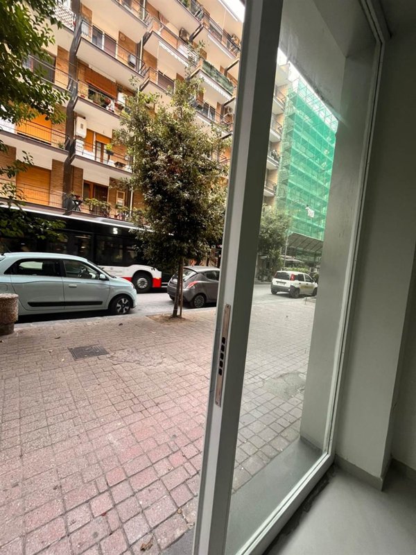 negozio in affitto a Salerno in zona Mercatello