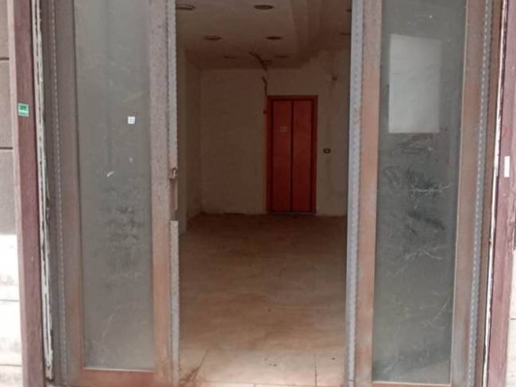 negozio in affitto a Salerno in zona Pastena