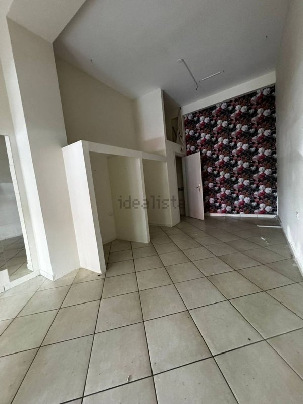 locale commerciale in affitto a Salerno in zona Torrione