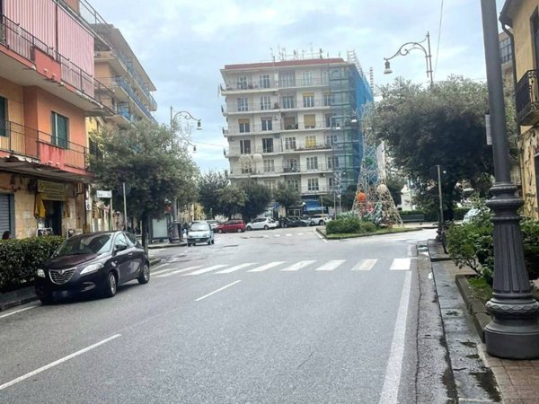 negozio in affitto a Salerno in zona Pastena