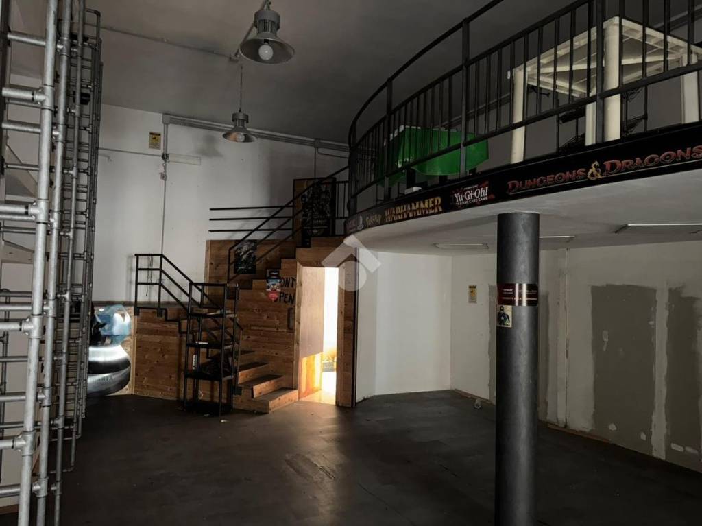 negozio in affitto a Salerno in zona Centro Città