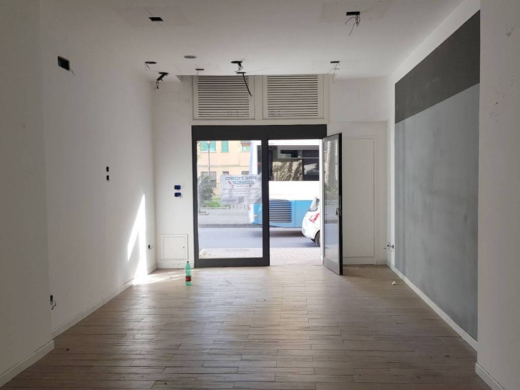 negozio in affitto a Salerno in zona Torrione