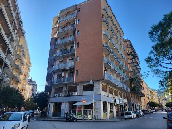 negozio in affitto a Salerno in zona Centro Città