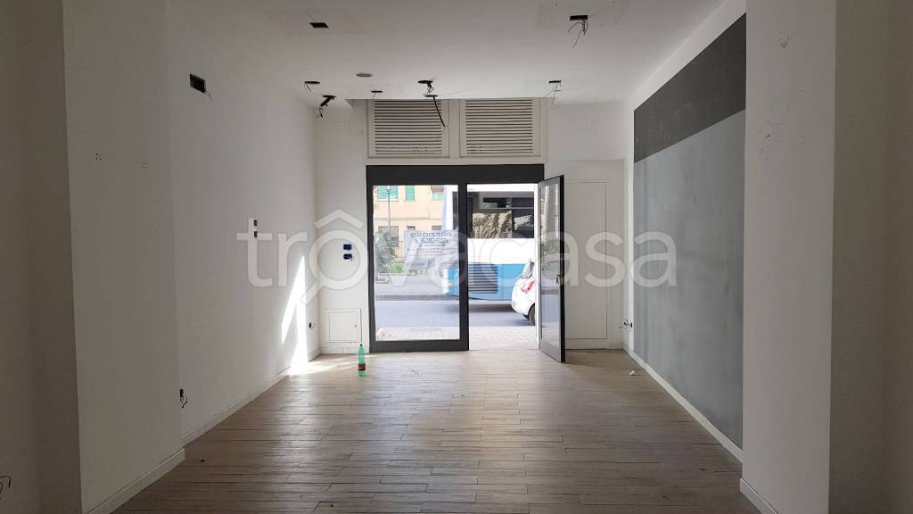 negozio in affitto a Salerno in zona Torrione