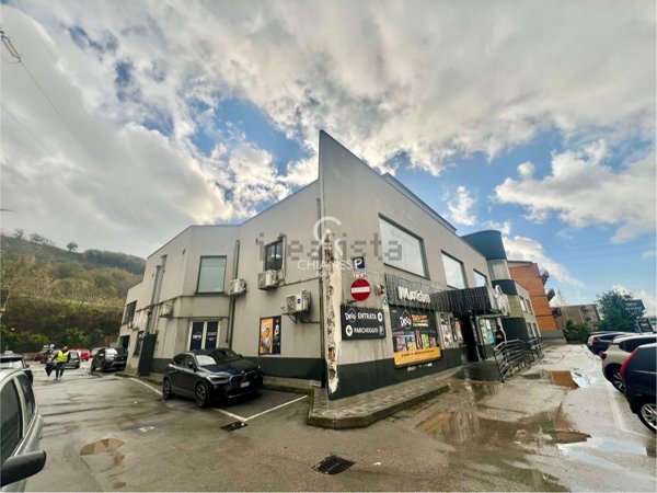 locale commerciale in affitto a Salerno