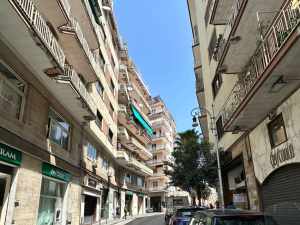 negozio in affitto a Salerno in zona Centro Città
