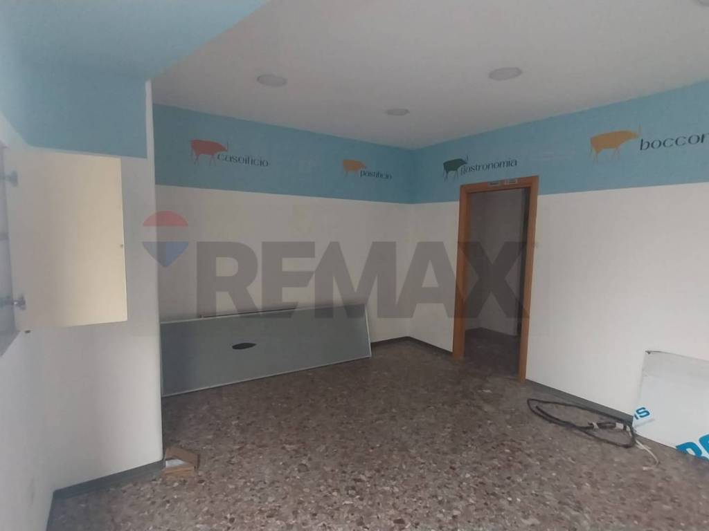 negozio in affitto a Salerno in zona Centro Città
