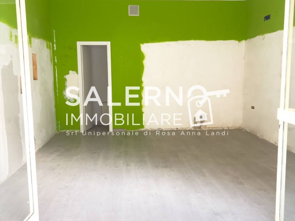 negozio in affitto a Salerno in zona Pastena