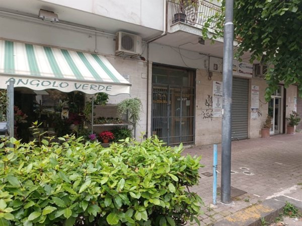 negozio in affitto a Salerno in zona Ogliara