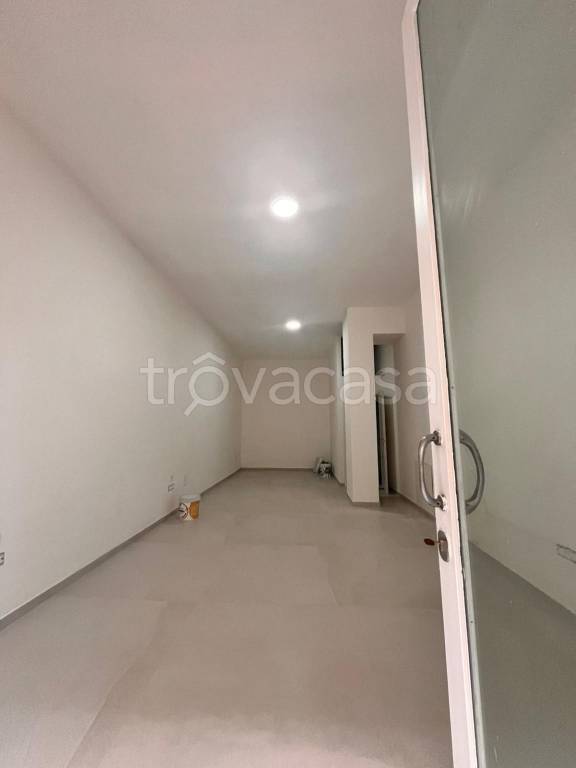 negozio in affitto a Salerno in zona Mercatello