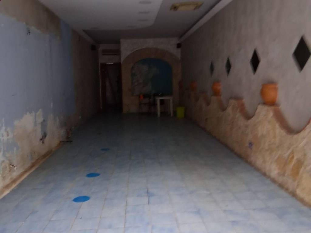 negozio in affitto a Salerno in zona Torrione