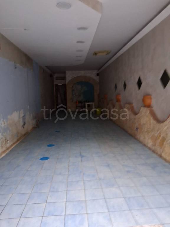 negozio in affitto a Salerno in zona Torrione