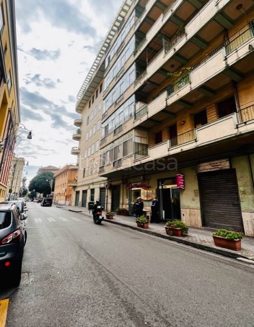 negozio in affitto a Salerno in zona Porto