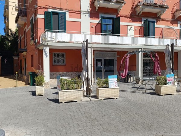 locale commerciale in affitto a Salerno in zona Centro Città
