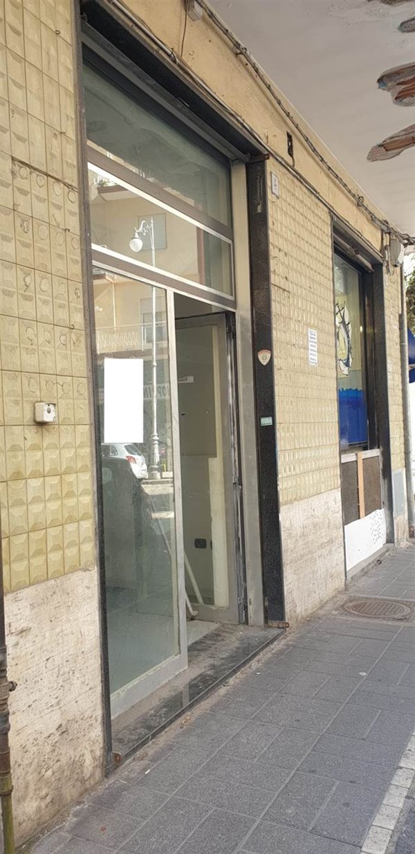 negozio in affitto a Salerno in zona Pastena
