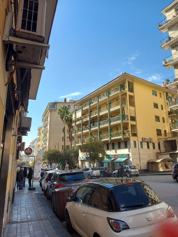 locale commerciale in affitto a Salerno