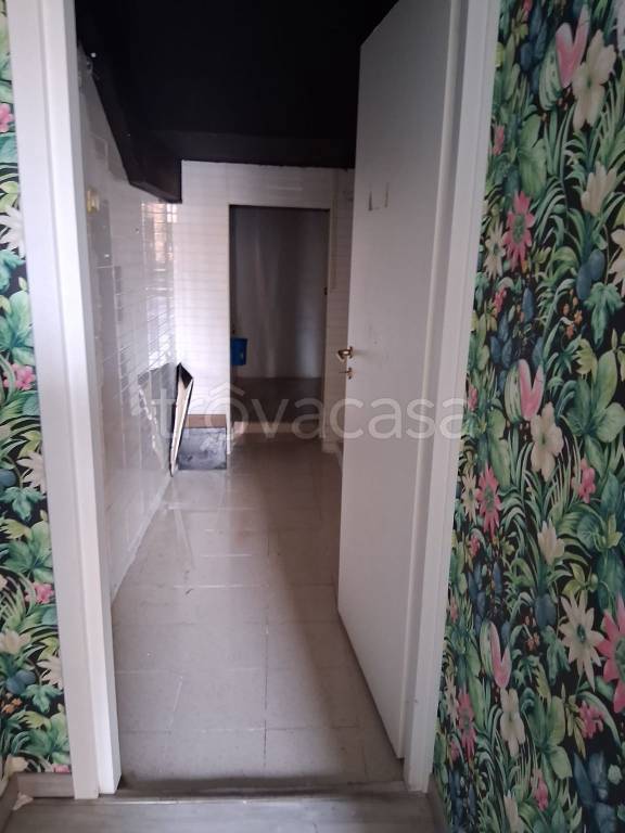 negozio in affitto a Salerno in zona Torrione